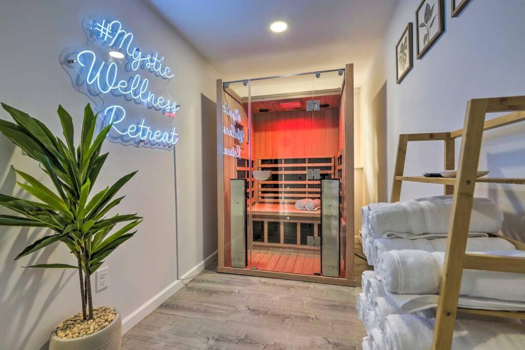 New! Updated Mystic Home W/ Sauna, Hot Tub & Deck Ngoại thất bức ảnh