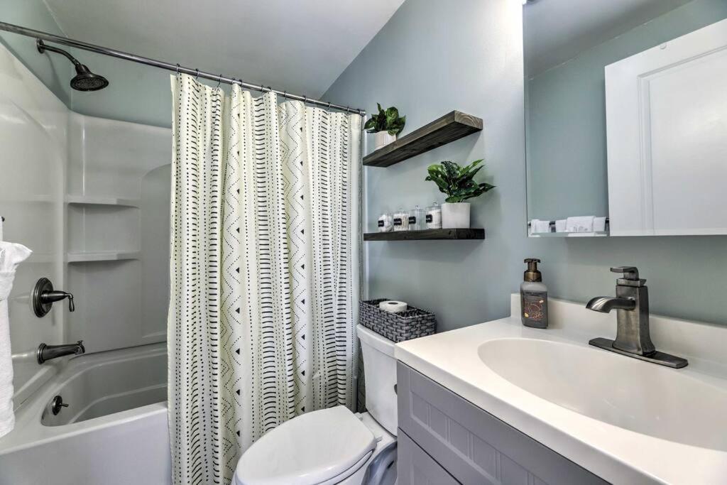 New! Updated Mystic Home W/ Sauna, Hot Tub & Deck Ngoại thất bức ảnh